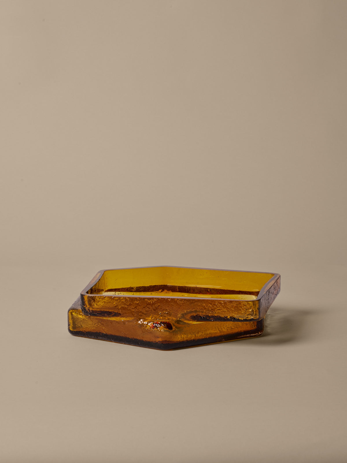 Muro Centrepiece in Recycled Amber präsentiert im Onlineshop von KAQTU Design AG. Deko ist von Ferm Living