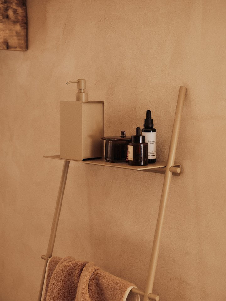 Elegante Handtuchleiter aus weichem Cashmere von Ferm Living, ideal für ein modernes und stilvolles Badezimmerambiente.