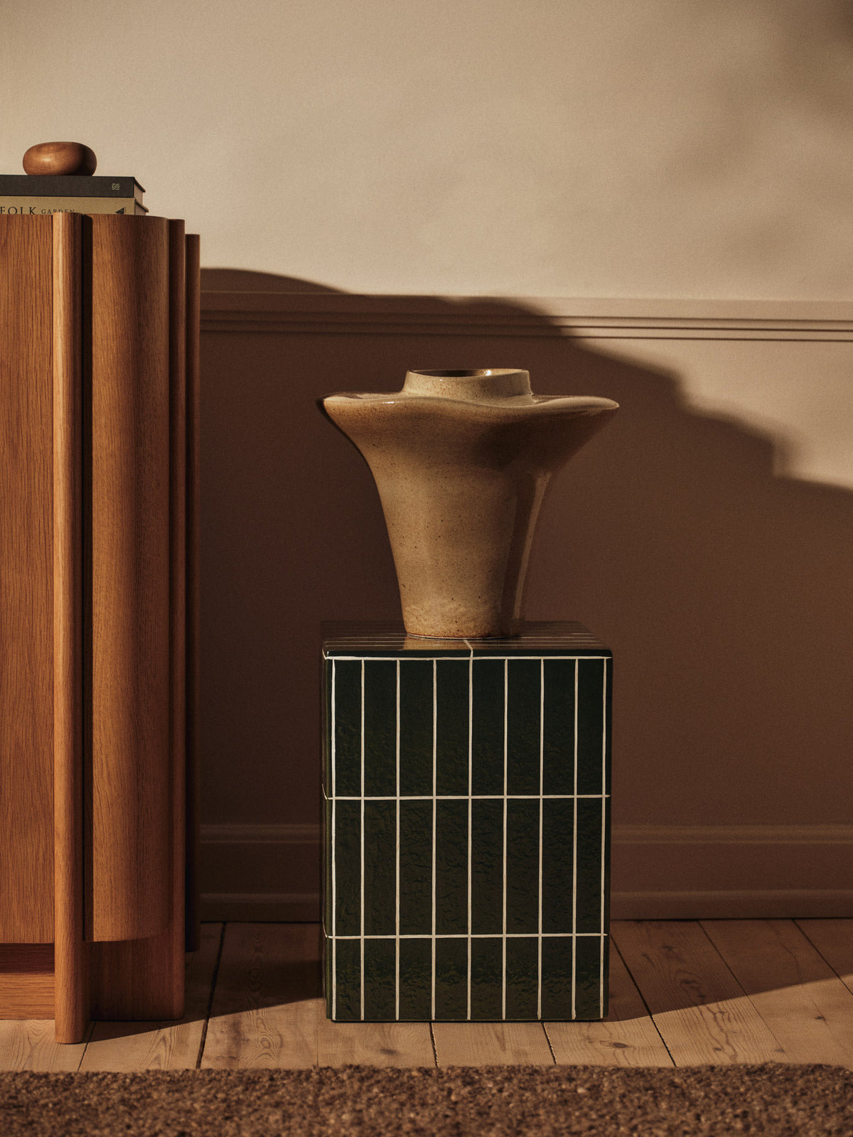 Evio Vase H35 in Elm Green präsentiert im Onlineshop von KAQTU Design AG. Vase ist von Ferm Living