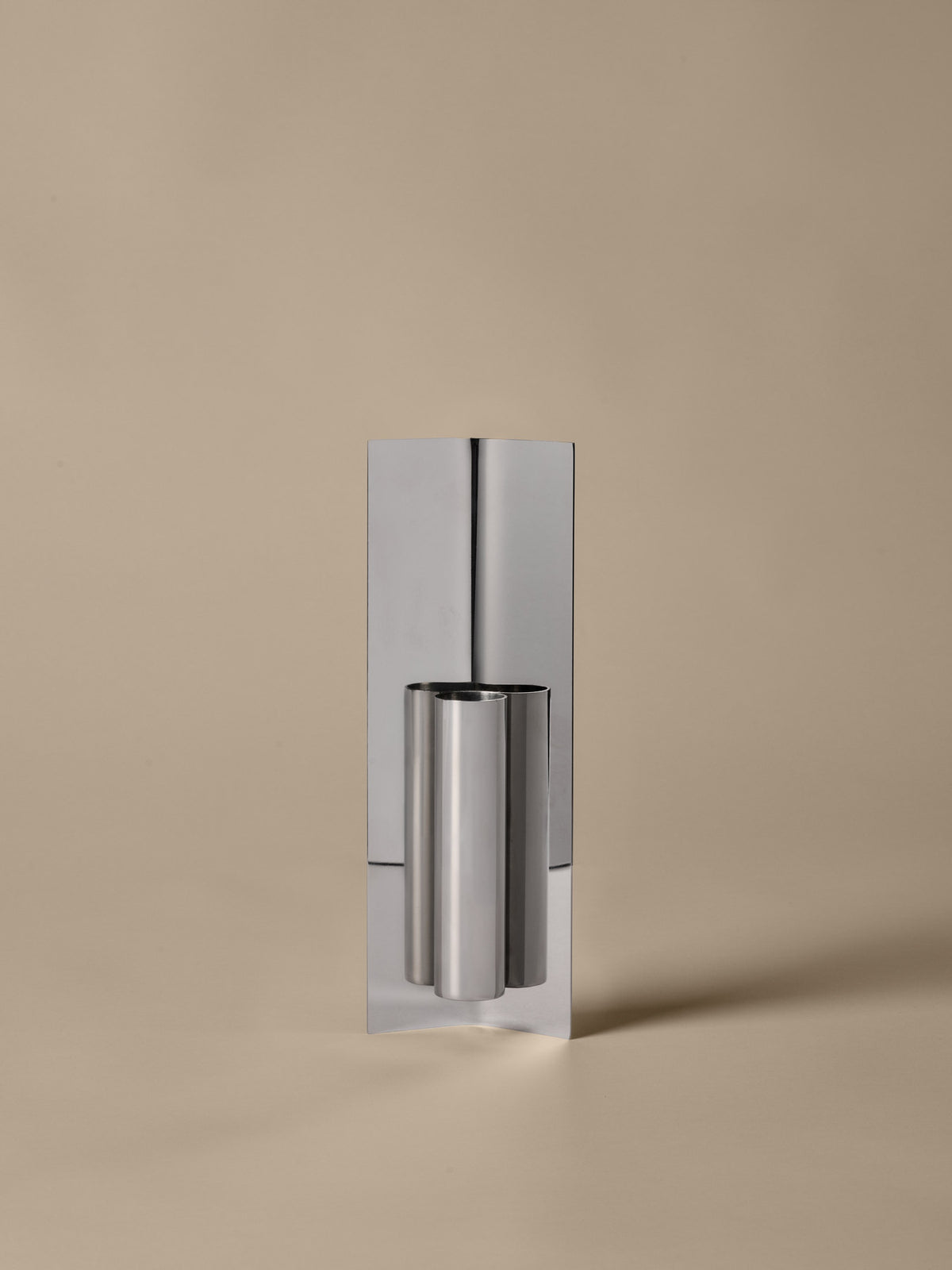 Eddy Wall Vase Mirror Polished in Mirror Polished präsentiert im Onlineshop von KAQTU Design AG. Vase ist von Ferm Living