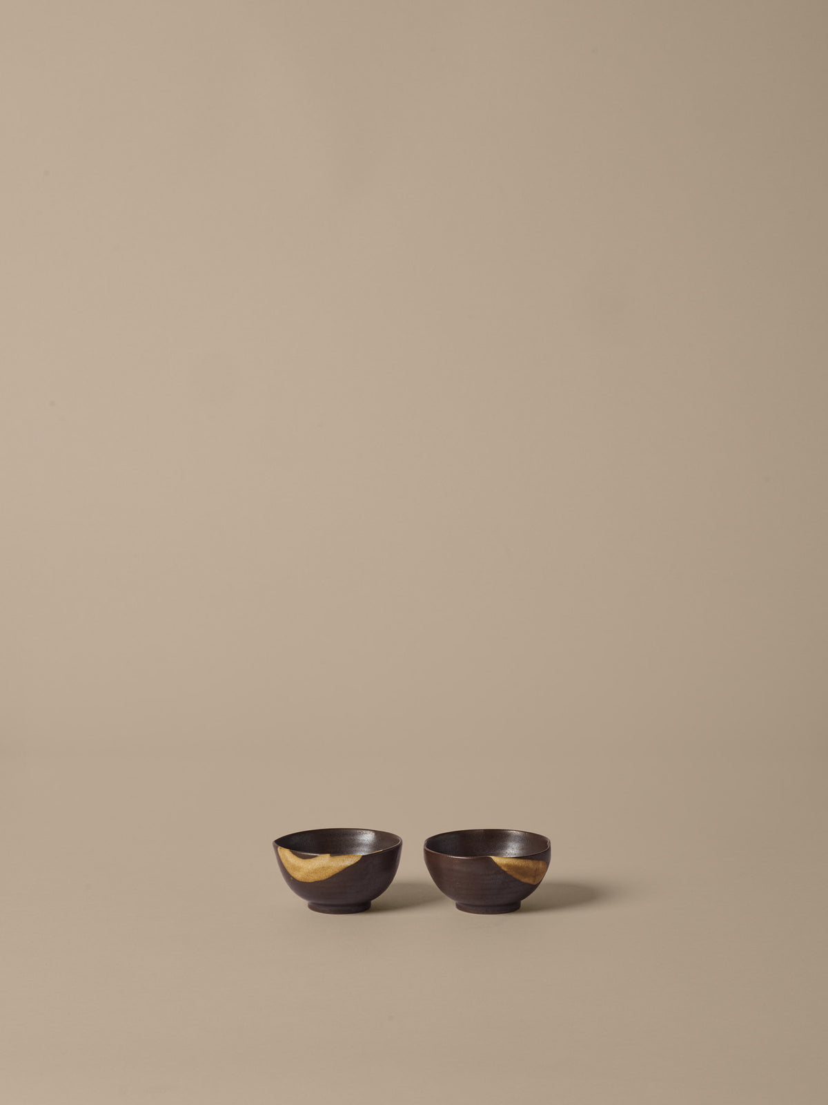 Koyo Bowls Ø8.5 Set of 2 in Dark Brown/Buff präsentiert im Onlineshop von KAQTU Design AG. Schüssel ist von Ferm Living