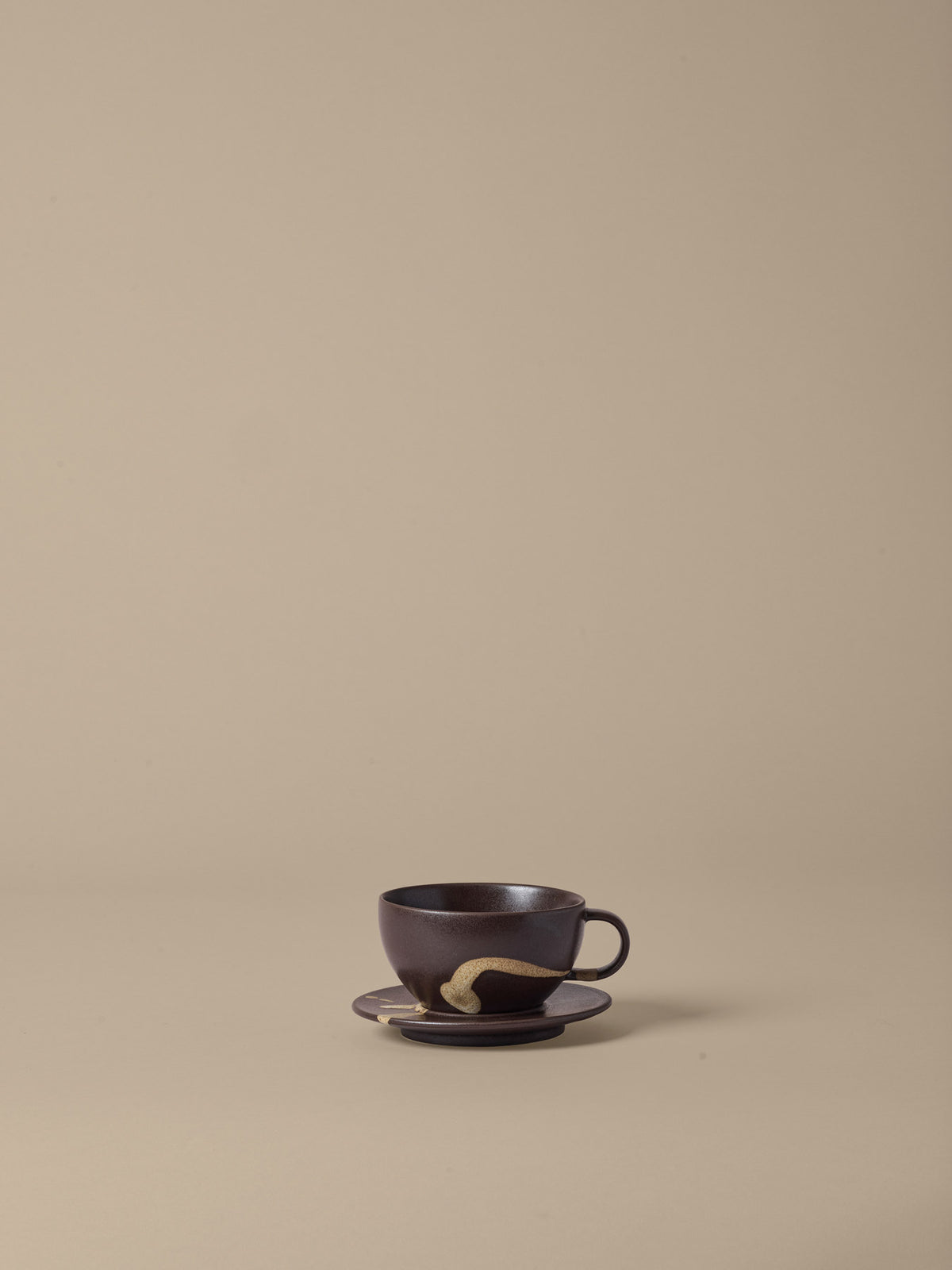 Koyo Cup with Saucer in Dark Brown/Buff präsentiert im Onlineshop von KAQTU Design AG. Kaffeetassen ist von Ferm Living