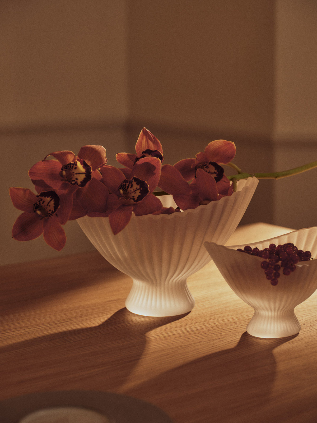 Fountain Glass Bowl 19 in Frosted präsentiert im Onlineshop von KAQTU Design AG. Schale ist von Ferm Living