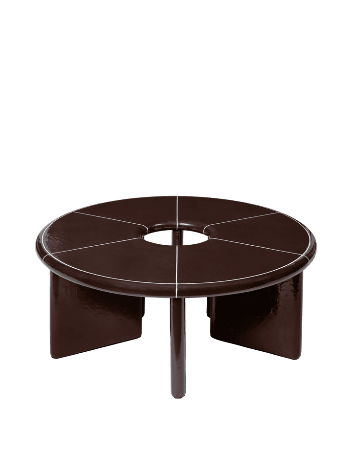 Moderner Deya Loungetisch Ø80 in Chestnut Brown von Ferm Living, perfekt für entspannte Lounge-Bereiche und stilvolle Einrichtung.