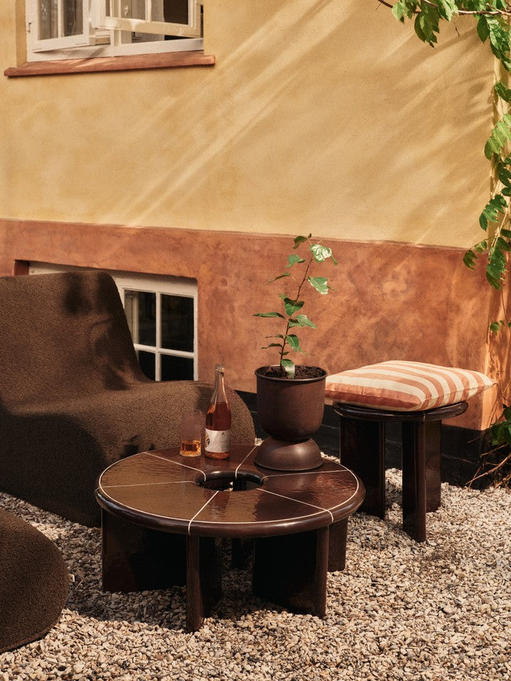 Eleganter Deya Loungetisch Ø80 in Chestnut Brown von Ferm Living, ideal für stilvolle Lounges und gemütliche Wohnräume.