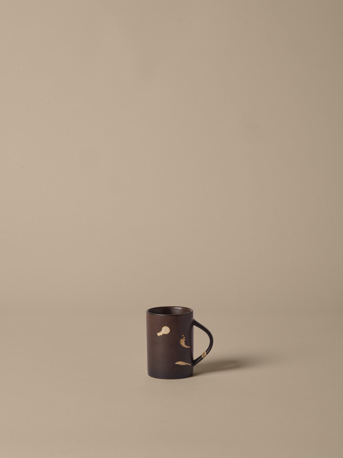 Koyo Mug in Dark Brown/Buff präsentiert im Onlineshop von KAQTU Design AG. Tasse ist von Ferm Living