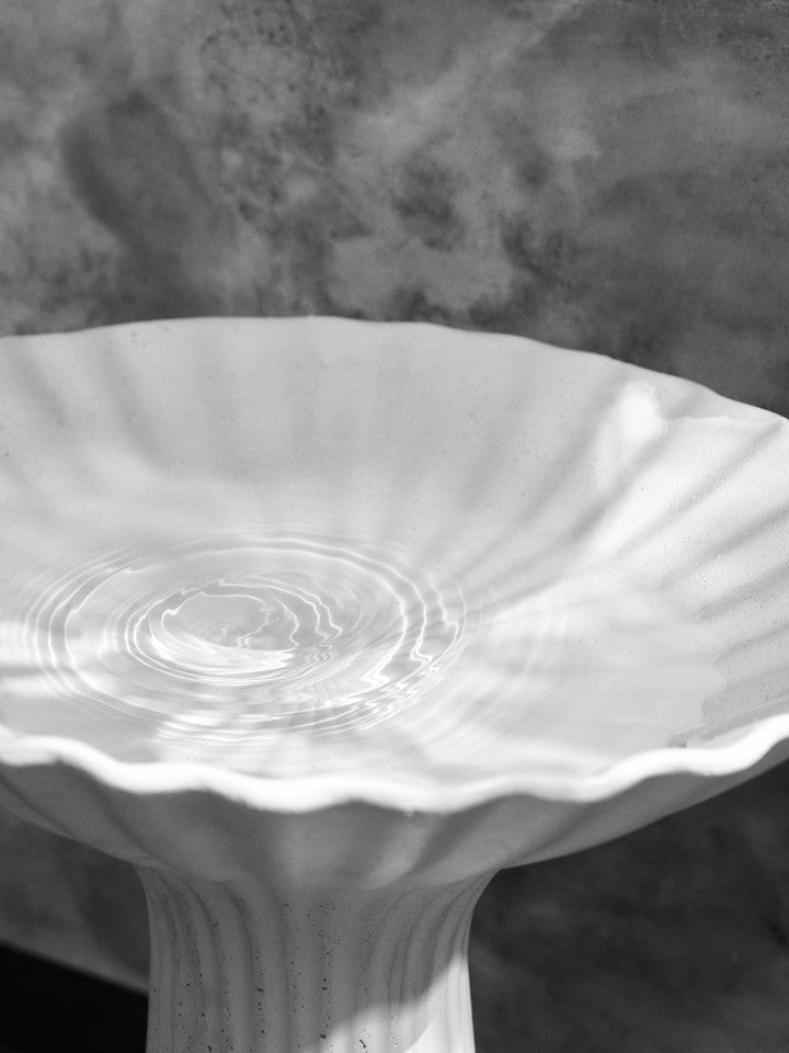 Eleganter Fountain Sockel Outdoor in zartem Ivory von Ferm Living, ideal für stilvolle Akzente in Ihrem Garten oder auf der Terrasse.
