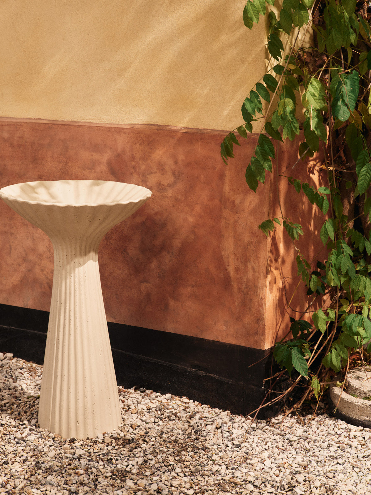 Fountain Sockel Outdoor in Ivory präsentiert im Onlineshop von KAQTU Design AG. Outdoor-Regal ist von Ferm Living