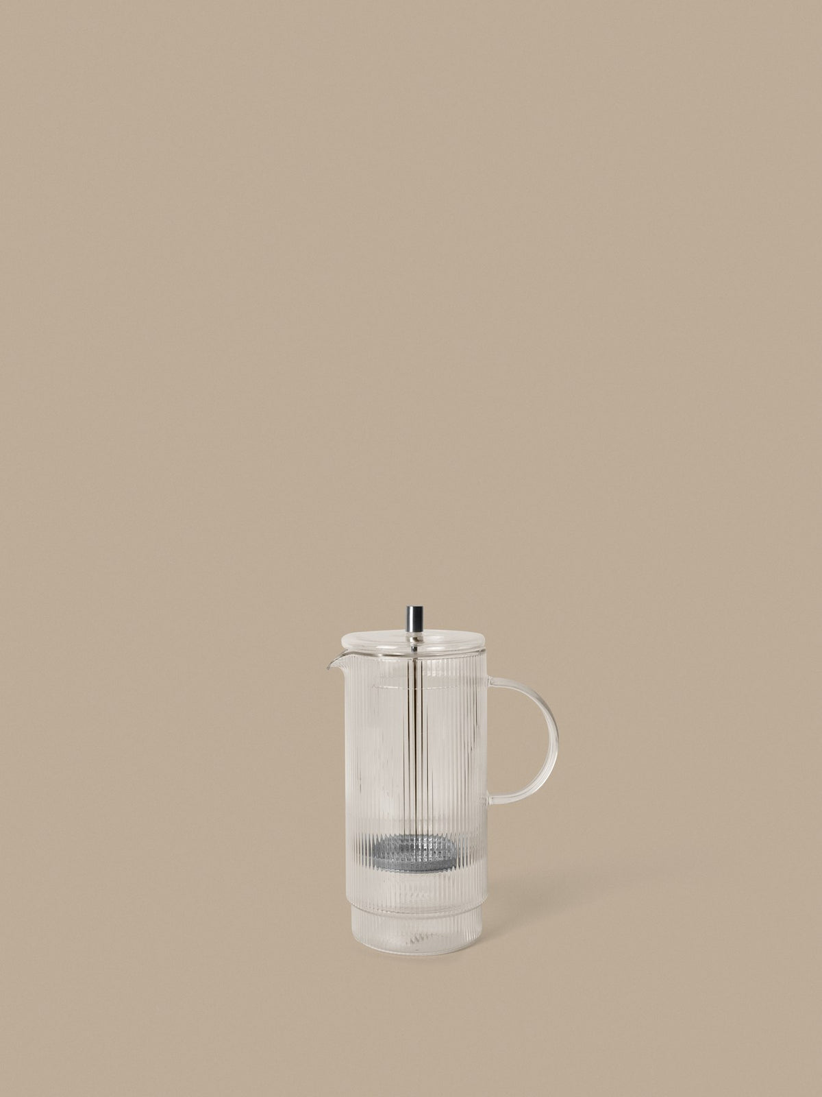 Doppelwandige French Press aus mundgeblasenem Glas mit geriffelter Oberfläche und Edelstahl-Deckel, transparent, zylindrische Form.