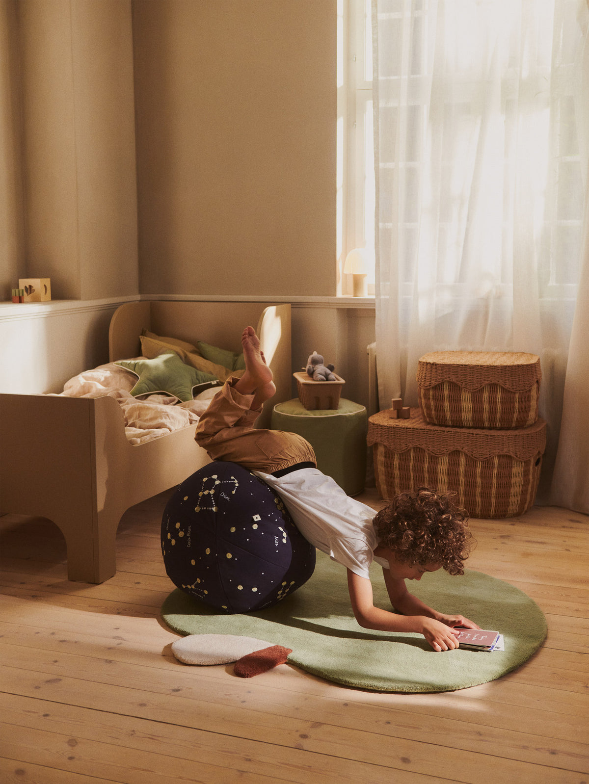 Apple Tufted Rug in Tea Green präsentiert im Onlineshop von KAQTU Design AG. Teppich ist von Ferm Living