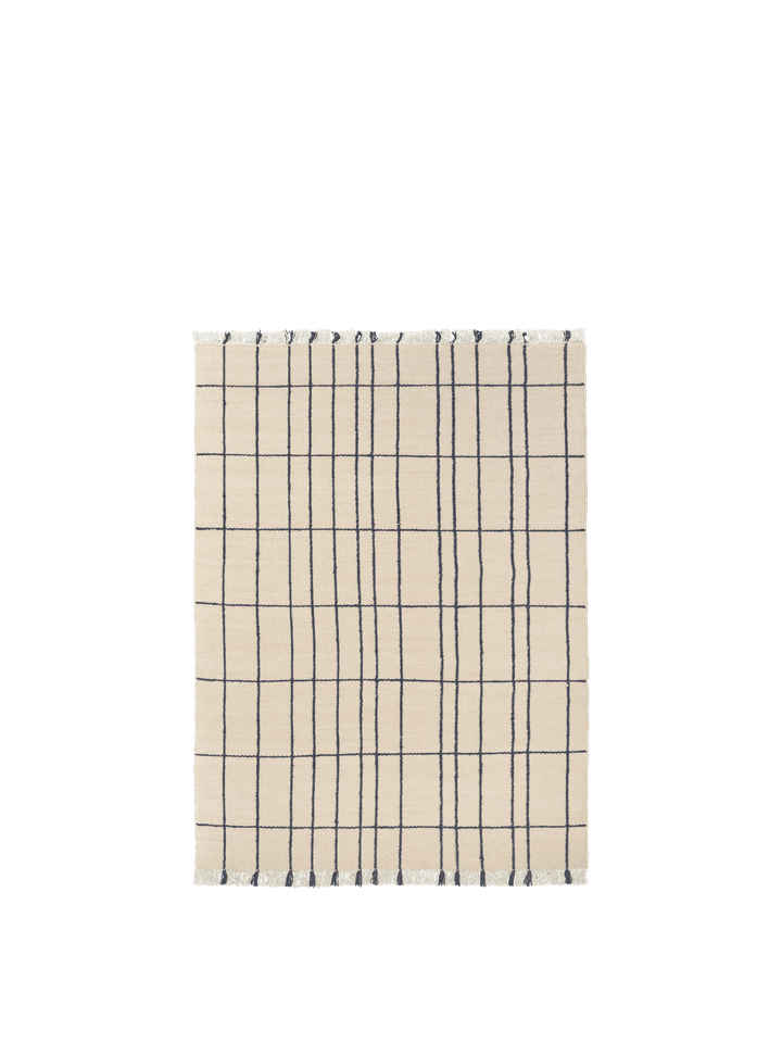 Eleganter Sen Teppich in Parchment/Indigo, 140 x 200 cm, von Ferm Living – ideal für stilvolle Wohnräume.