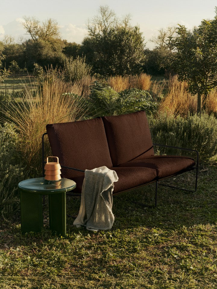 Elegantes Desert 2 Sitzer Loungesofa in Schwarz und Kastanienbraun, ideal für stilvolle Entspannung im Wohnbereich.