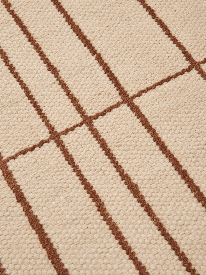 Eleganter Sen Teppich in den Farben Parchment und Chestnut, ideal für stilvolle Wohnräume, erhältlich bei KAQTU Design AG.
