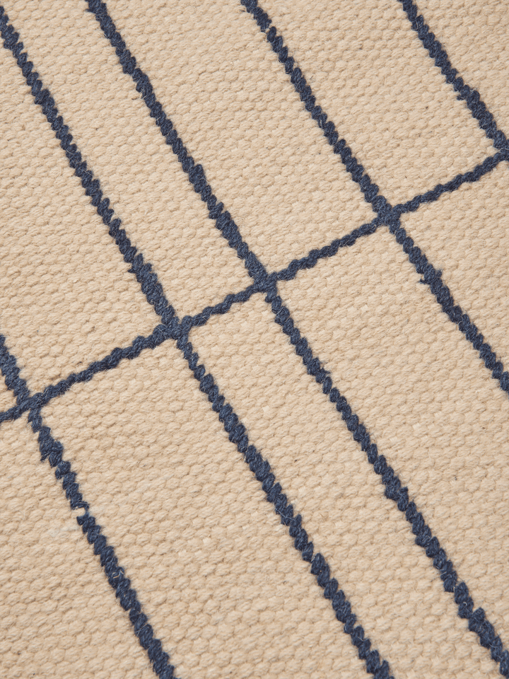 Eleganter Sen Teppich in Parchment/Indigo, 200 x 300 cm, von Ferm Living – ideal für stilvolle Wohnräume.