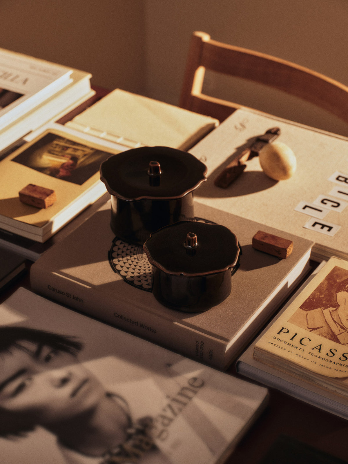 Marnen Jar H7 in Carob Brown präsentiert im Onlineshop von KAQTU Design AG. Vase ist von Ferm Living