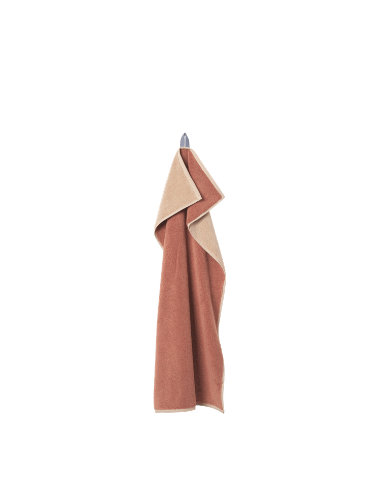 Elegantes Ekko Handtuch von Ferm Living in harmonischen Erdtönen, ideal für stilvolle Badezimmer und täglichen Gebrauch.