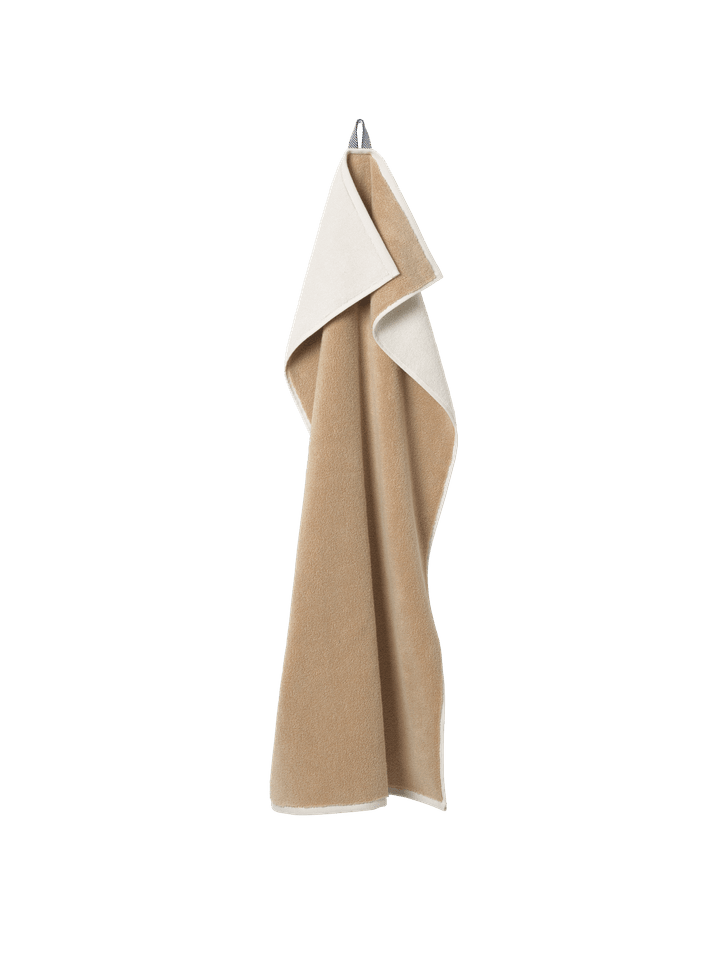 Elegantes Ekko Badetuch von Ferm Living, das durch seine stilvolle Optik und angenehme Haptik ein Gefühl von Wohlbefinden im Bad vermittelt.