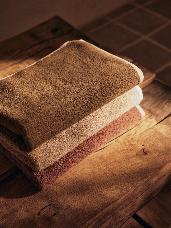 Elegantes Ekko Badetuch von Ferm Living in sanften Cashmere- und Off-white-Tönen, ideal für stilvolle Entspannung im Bad.