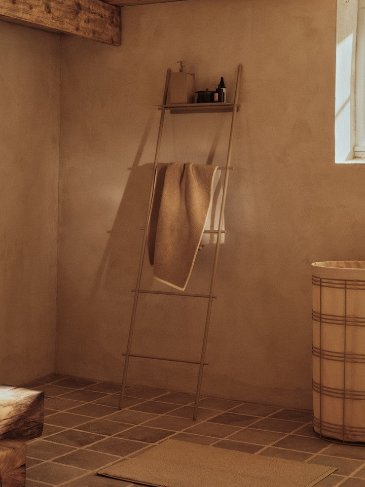 Stilvolles Ekko Badetuch von Ferm Living in sanften Farben, perfekt für luxuriöse Entspannung und modernes Badezimmerdesign.