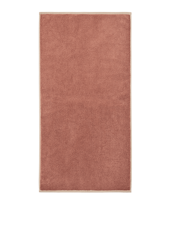 Elegantes Ekko Badetuch von Ferm Living in sanften Erdtönen, ideal für stilvolle Badezimmer und entspannende Momente.