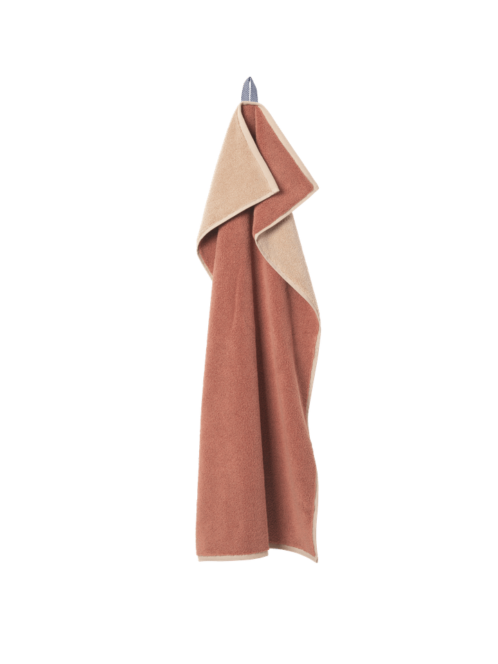 Elegantes Ekko Badetuch von Ferm Living in sanften Erdtönen, ideal für stilvolle Badezimmer und entspannende Auszeiten.