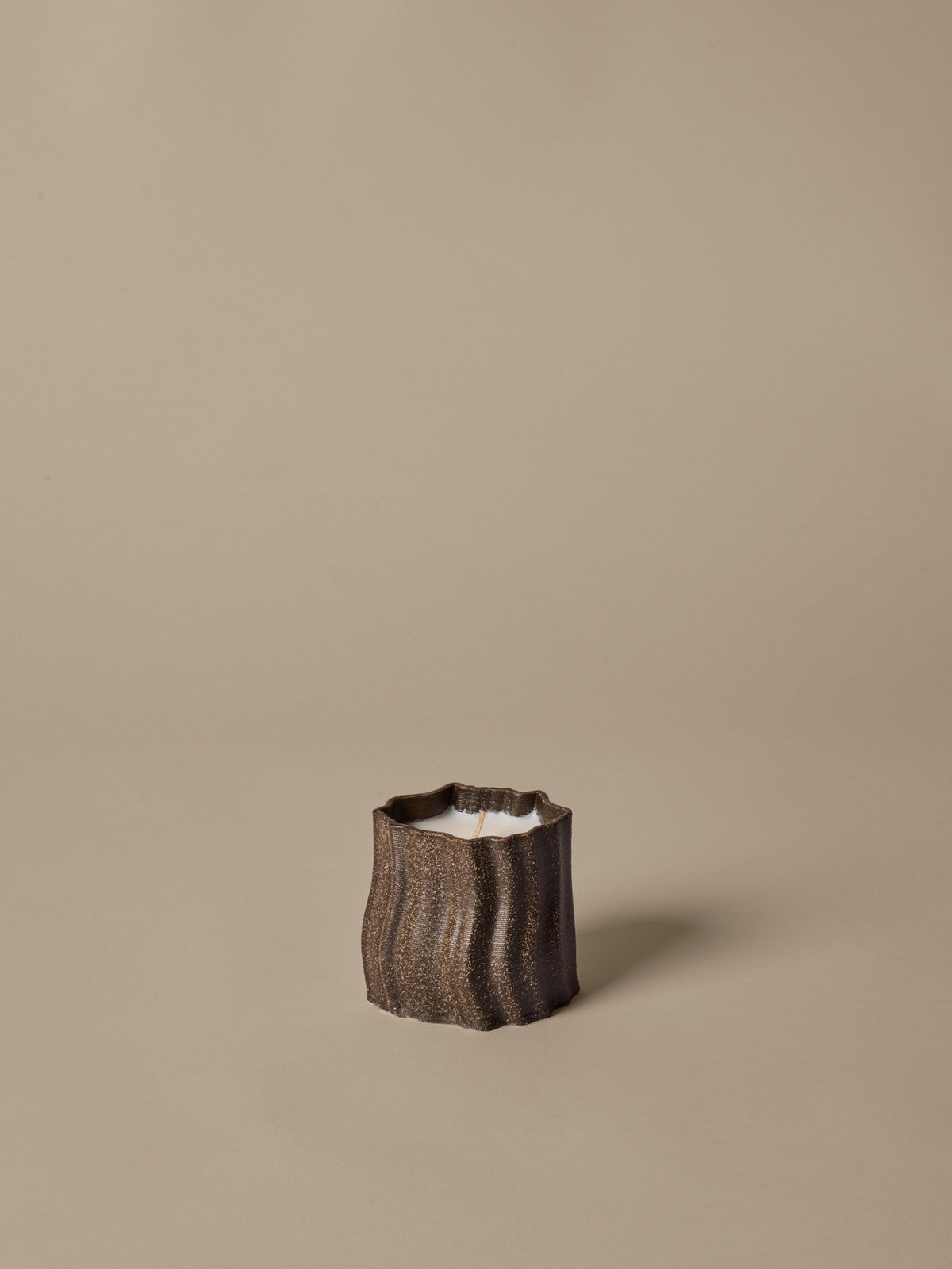 Rylith Scented Candle H9 in Dark Brown präsentiert im Onlineshop von KAQTU Design AG. Duftkerze ist von Ferm Living