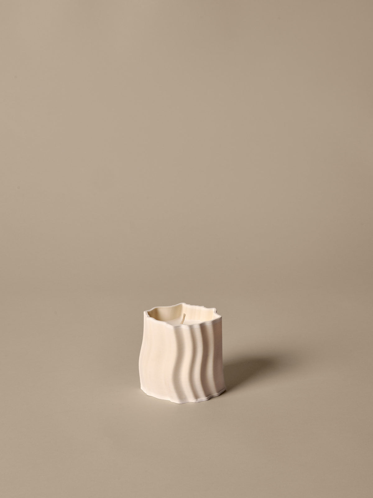Rylith Scented Candle H9 in Off-White präsentiert im Onlineshop von KAQTU Design AG. Duftkerze ist von Ferm Living