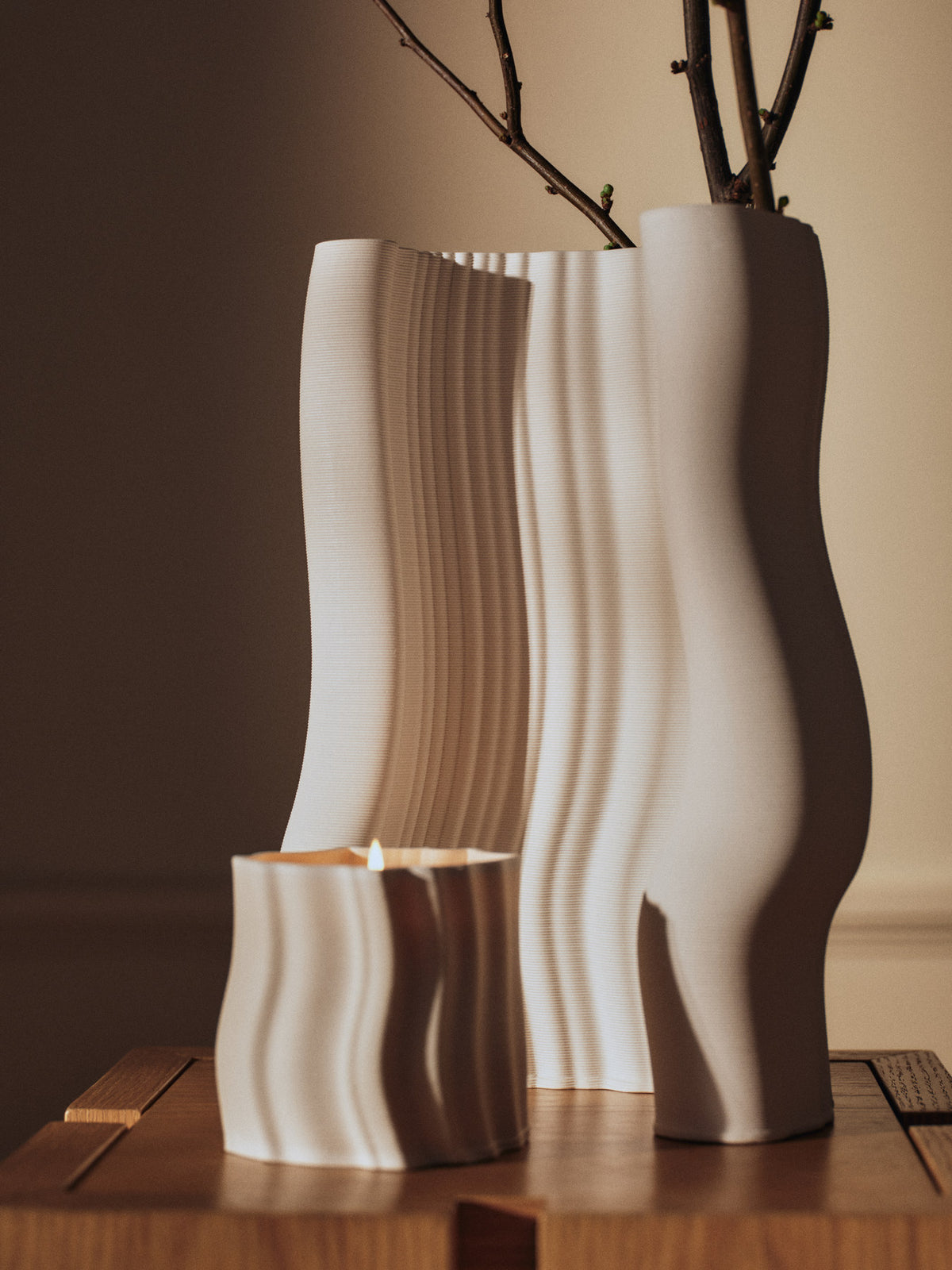 Rylith Scented Candle H9 in Off-White präsentiert im Onlineshop von KAQTU Design AG. Duftkerze ist von Ferm Living