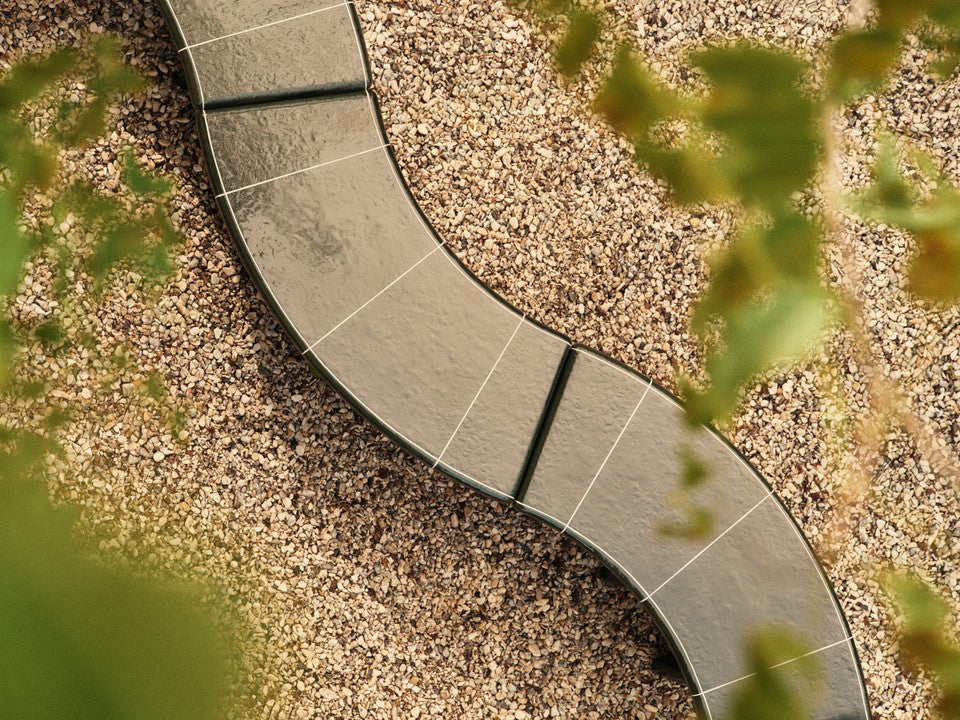 Elegante Deya Gartenbank 110 in Dunkelgrün, ideal für stilvolle Garten- und Terrassengestaltung, von Ferm Living.