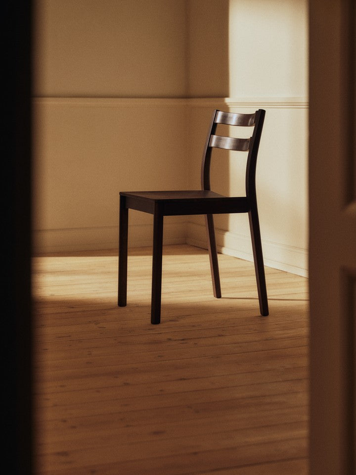 Eleganter Boda Esszimmerstuhl von Ferm Living aus dunkel gebeiztem Buchenholz, ideal für stilvolle Essbereiche.