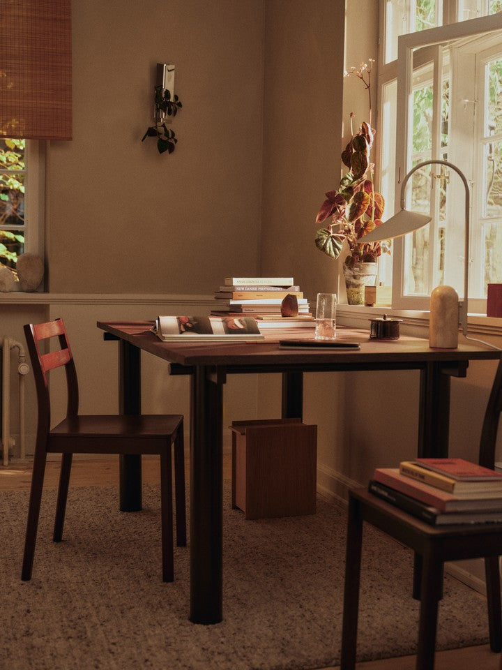 Stilvoller Boda Esszimmerstuhl von Ferm Living in einem warmen Rotbraun, perfekt für einladende Esszimmer und modernes Interieur.