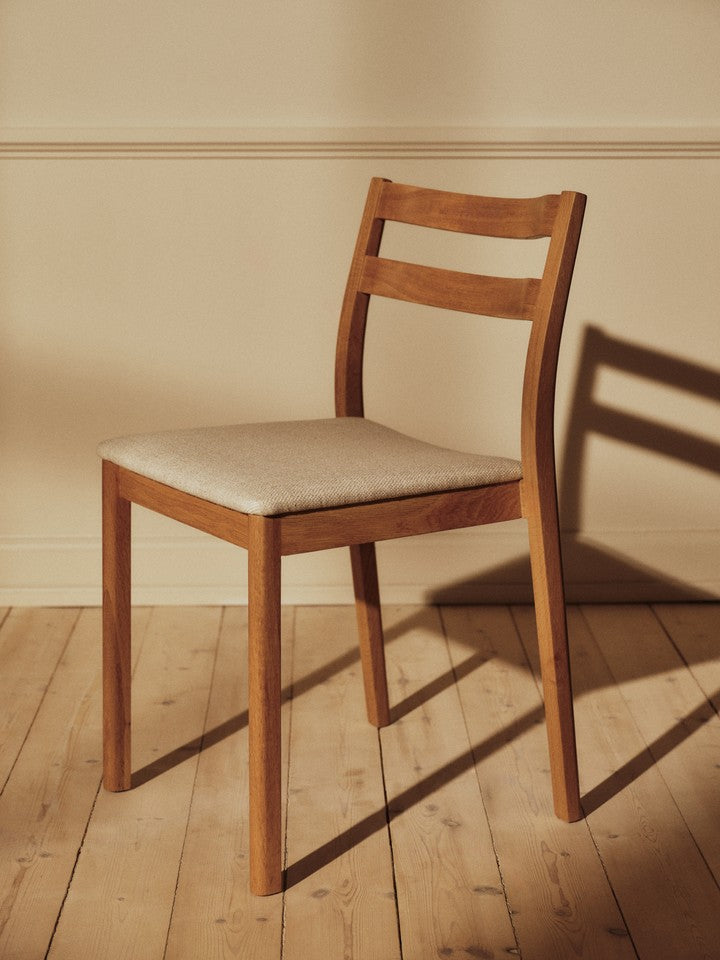 Eleganter Boda Esszimmerstuhl Staple Seat Upholstered in Natur-Eiche und Off-White, ideal für stilvolle Essbereiche.