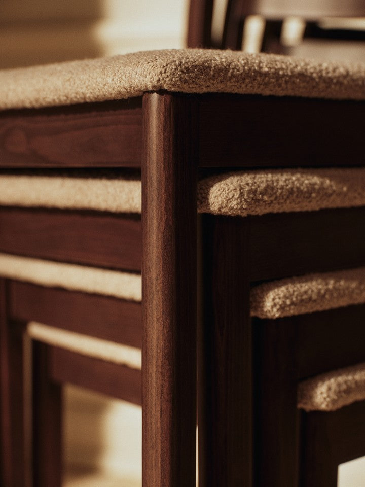 Eleganter Boda Esszimmerstuhl mit weichem Bouclé-Bezug, stilvolles Design in dunklem Buchenholz, ideal für moderne Esszimmer.