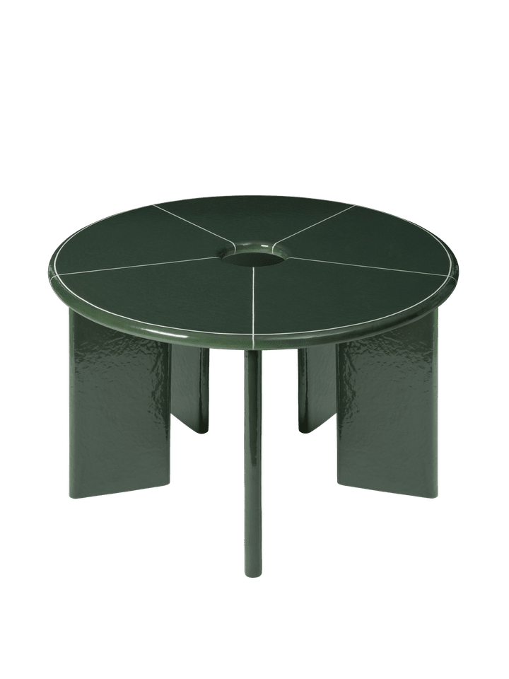 Eleganter Deya Gartentisch Ø120 in stilvollem Dunkelgrün von Ferm Living, ideal für Gartenpartys und gemütliche Abende im Freien.