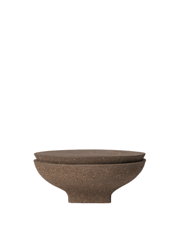 Elegante Vei Outdoor Kerze 20 in warmem Braun von Ferm Living, perfekt für entspannte Abende im Freien und zur Verschönerung Ihres Gartens.