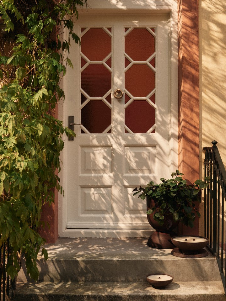 Stimmungsvolle Vei Outdoor Kerze 20 in Braun von Ferm Living, ideal für gemütliche Abende im Freien und stilvolle Akzente im Garten.