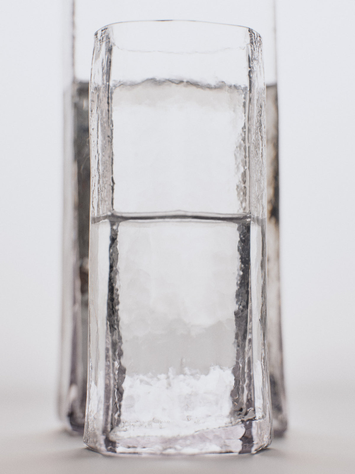 Kiru Carafe in Clear präsentiert im Onlineshop von KAQTU Design AG. Karaffe ist von Ferm Living