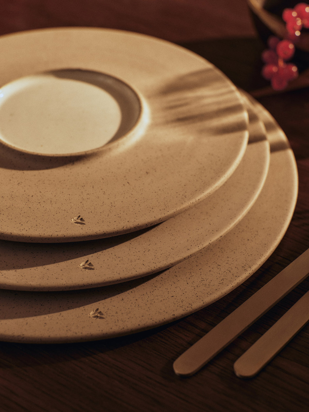 Sonae Side Plates 25 Set of 2 in Grey/White präsentiert im Onlineshop von KAQTU Design AG. Teller ist von Ferm Living