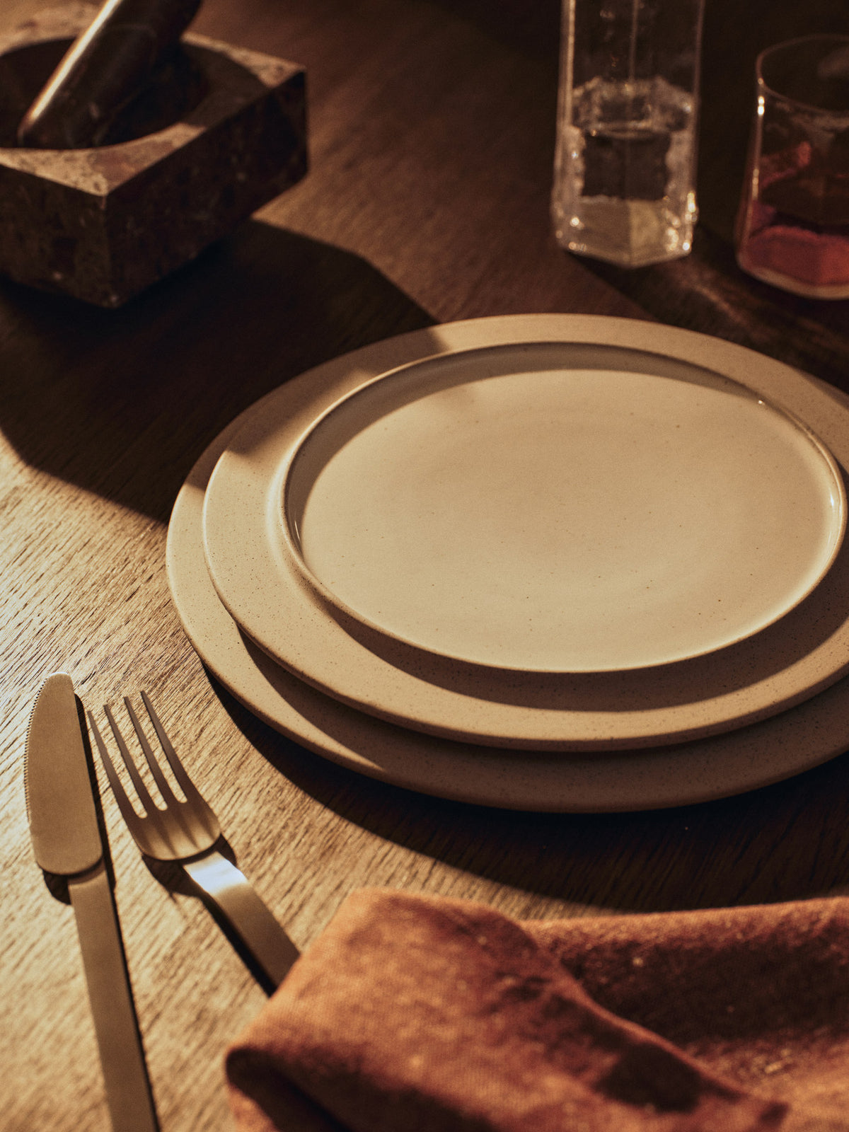 Sonae Dessert Plates 22 Set of 2 in Grey/White präsentiert im Onlineshop von KAQTU Design AG. Dessertteller ist von Ferm Living