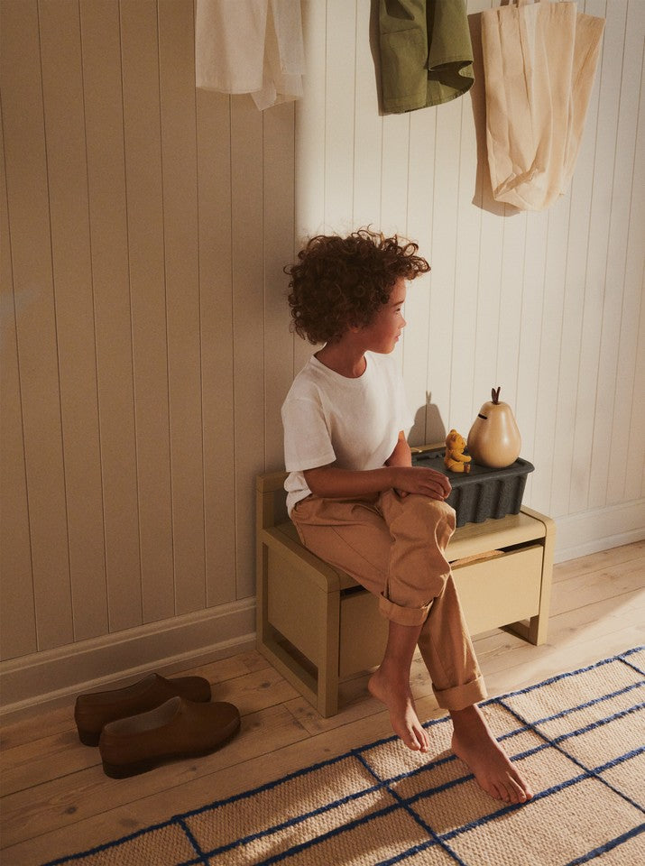 Stylische Sitzbank "Little Architect" von Ferm Living, ideal für Kinderzimmer, mit praktischem Stauraum und elegantem Cashmere-Design.