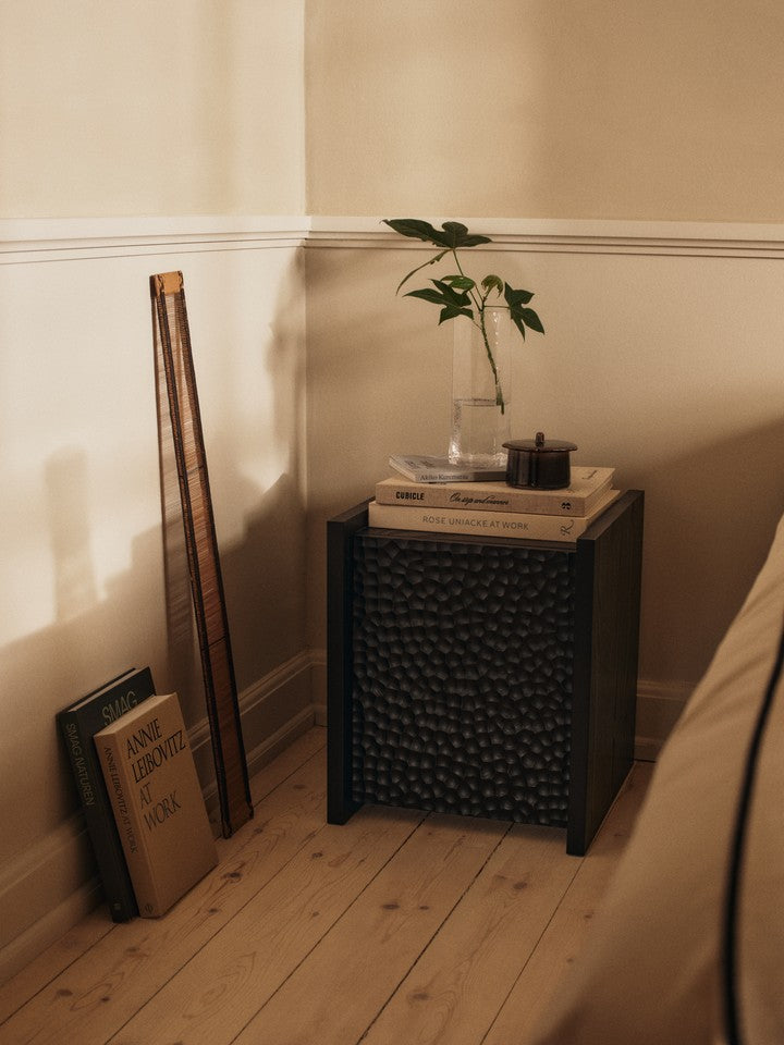 Eleganter Scarni Beistelltisch von Ferm Living, ideal für moderne Wohnräume, mit minimalistischer Ästhetik und funktionalem Design.