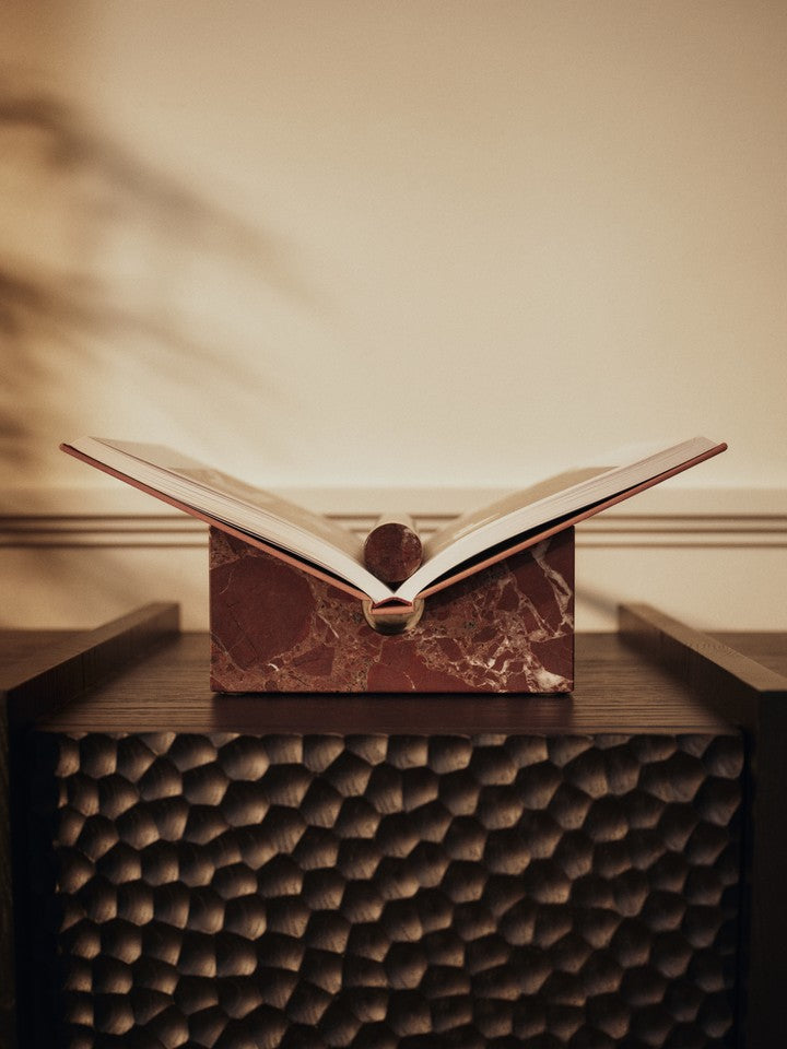 Elegantes Scarni Sideboard von Ferm Living, aus hochwertigem Material, ideal für stilvolle Wohnräume und moderne Einrichtung.