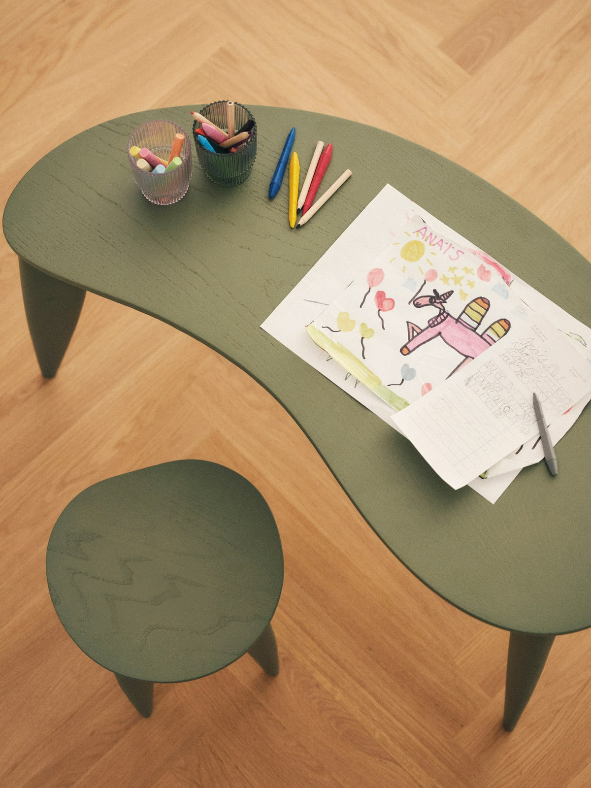 Feve Kinderschreibtisch von Ferm Living aus massiver Esche in Rose, mit asymmetrischer Tischplatte und schlanken elliptischen Beinen.