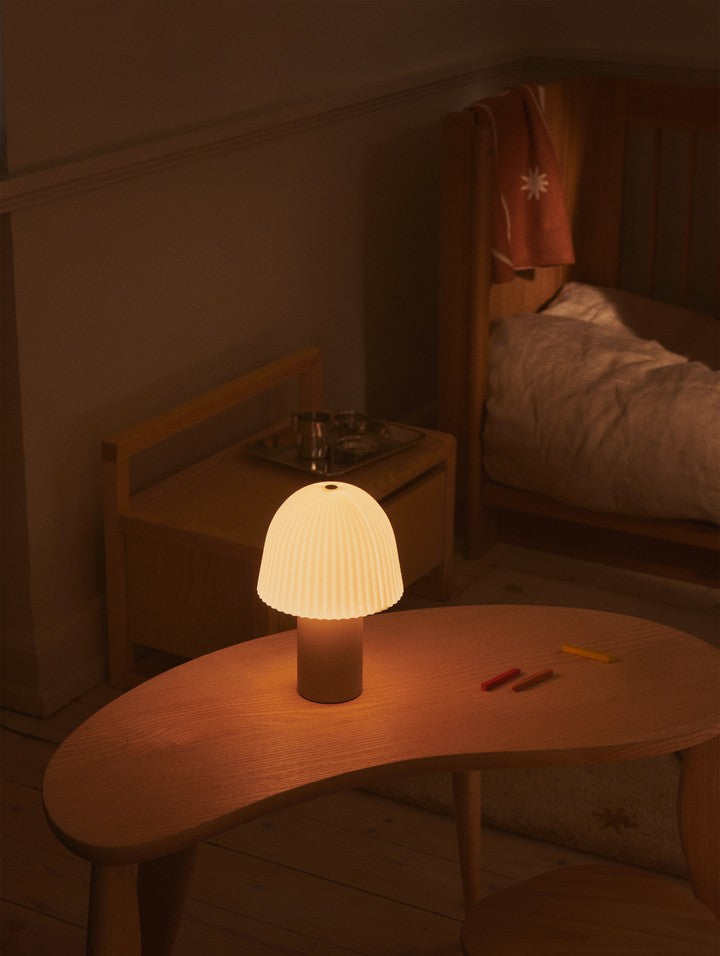 Bunter Feve Kids Hocker von Ferm Living, ideal für Kinderzimmer, mit modernem Design und natürlicher Holzoptik.