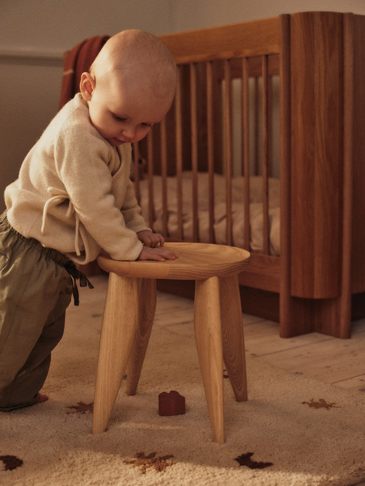 Bunter Feve Kids Hocker von Ferm Living, ideal für Kinderzimmer, vereint Funktionalität und verspieltes Design für kleine Abenteurer.