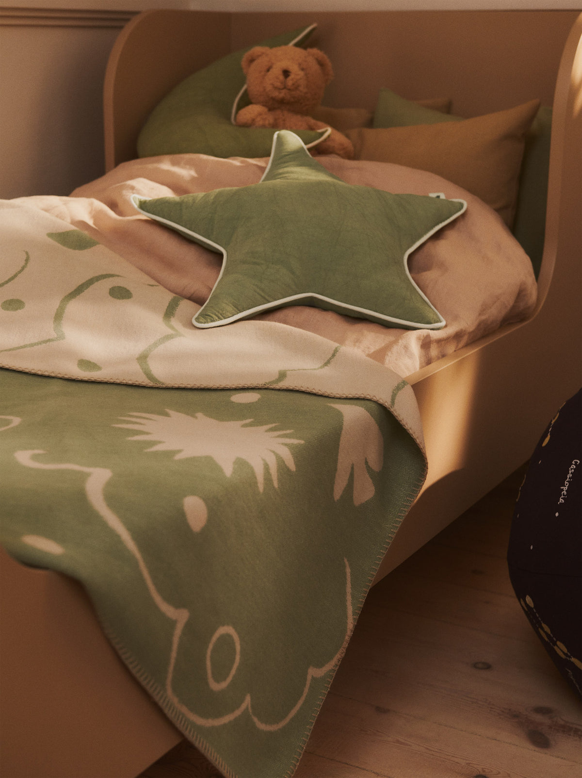 Skye Blanket Tea Green/Parchment in Tea Green/Parchment präsentiert im Onlineshop von KAQTU Design AG. Wolldecke ist von Ferm Living