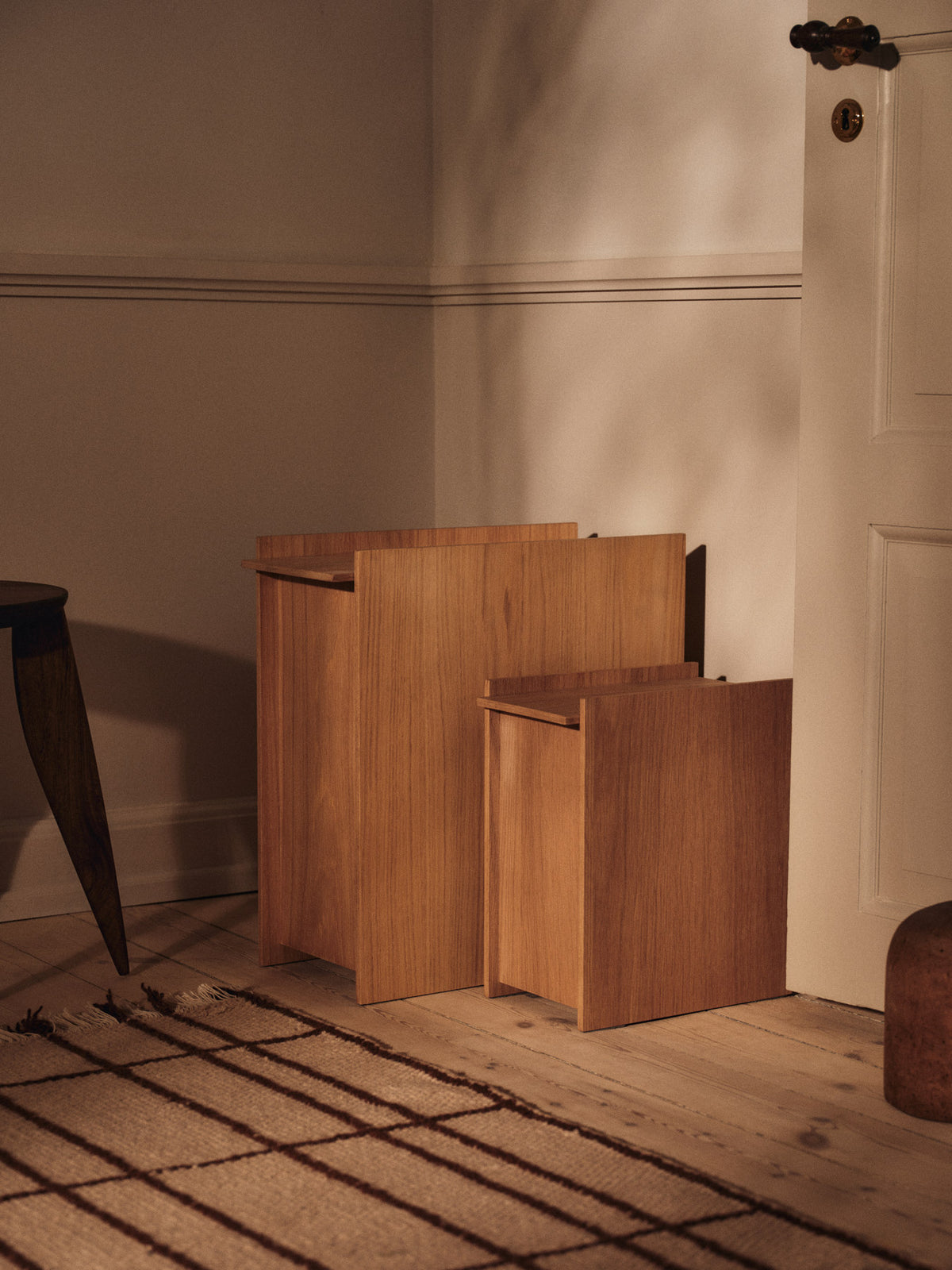 Sama Wooden Bin 50 in Eiche präsentiert im Onlineshop von KAQTU Design AG. Papierkorb ist von Ferm Living