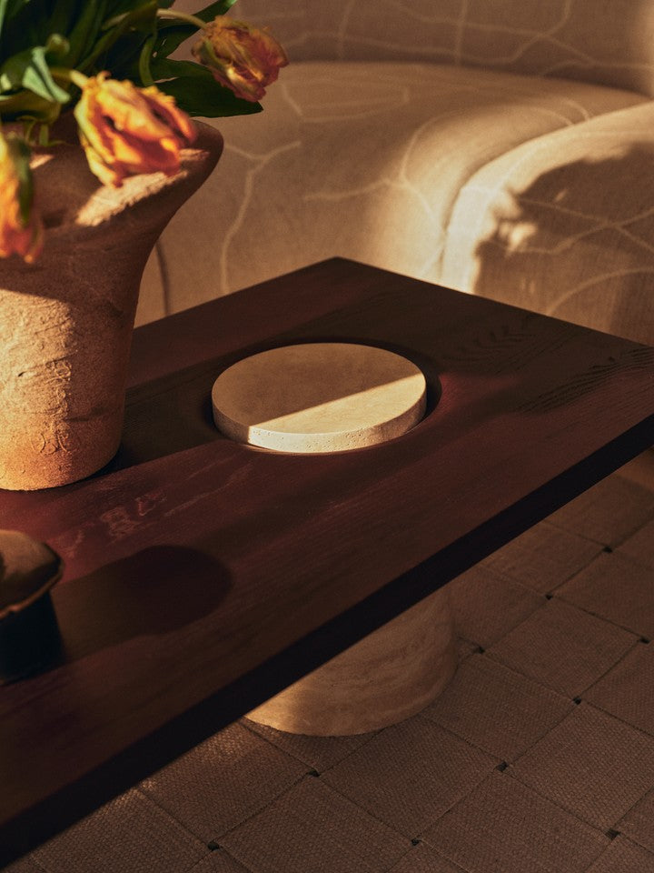 Moderner Grova Couchtisch aus Travertin von Ferm Living, perfekt für zeitgemäße Wohnstile und als Blickfang im Wohnzimmer.