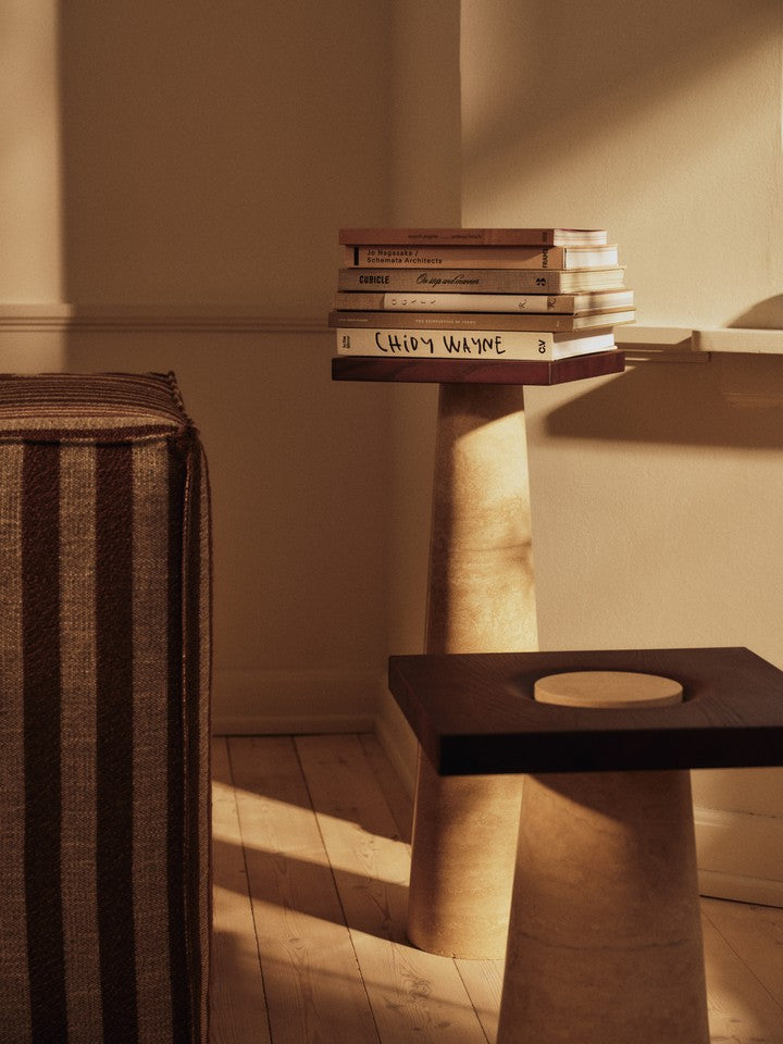 Eleganter Grova Beistelltisch hoch von Ferm Living, ideal für moderne Wohnräume. Stilvolles Design und praktische Funktionalität vereint.