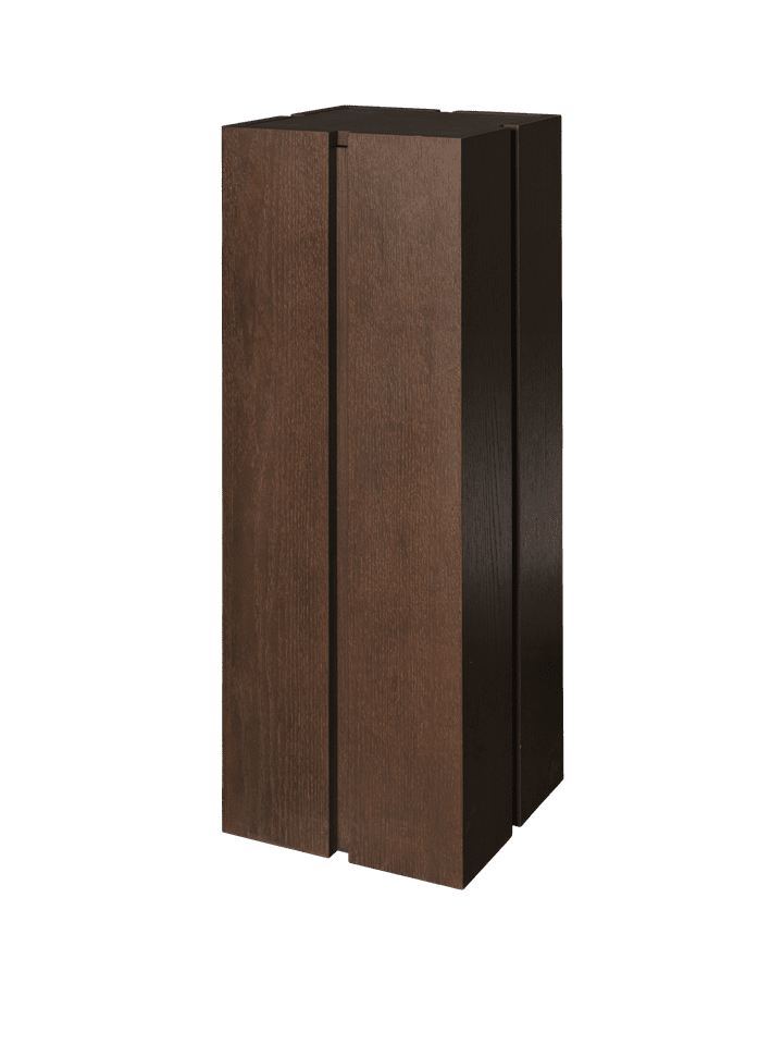 Elegantes Parcel Podest H90 in dunkler Beize, ideal für stilvolle Präsentationen und als modernes Möbelstück von Ferm Living.